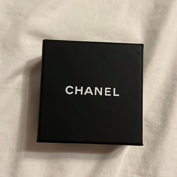 Chanel earrings comes with tags never worn - Picture 1 of 11